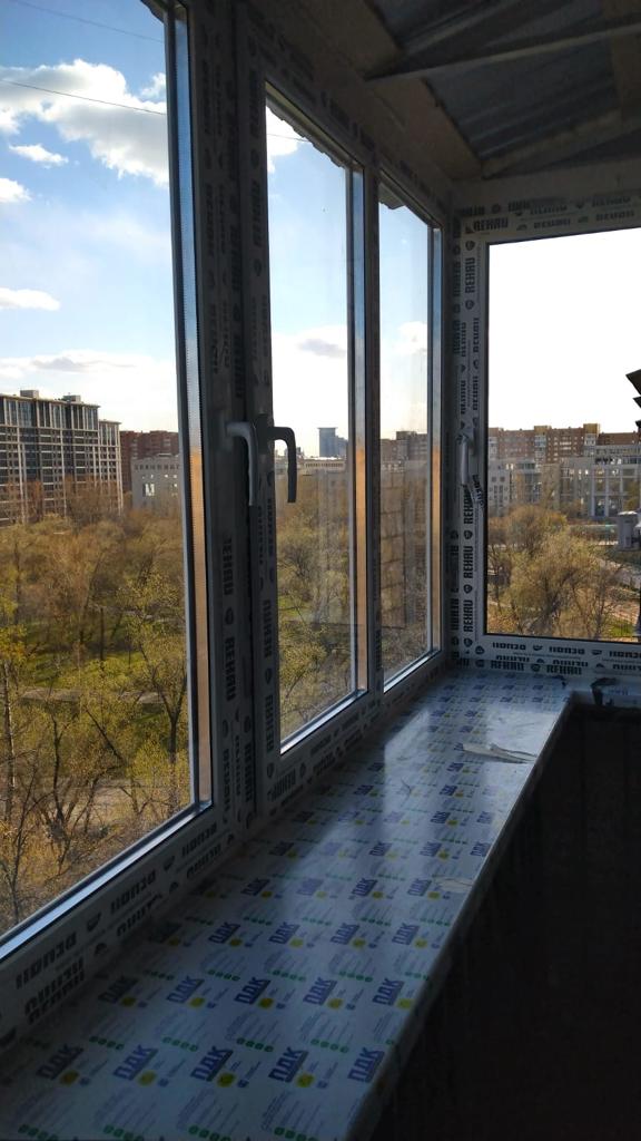 Остекление балкона из профиля Rehau Blitz Московский