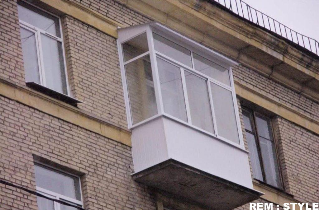 Остекление балкона крышей на последнем этаже