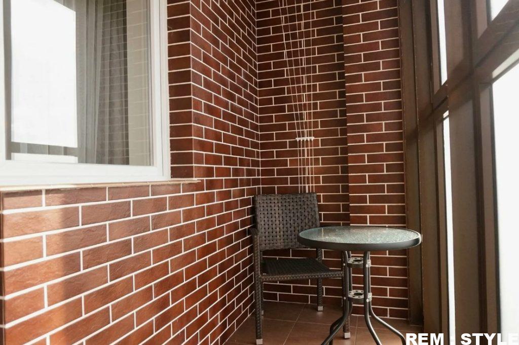 Отделка кирпичного балкона