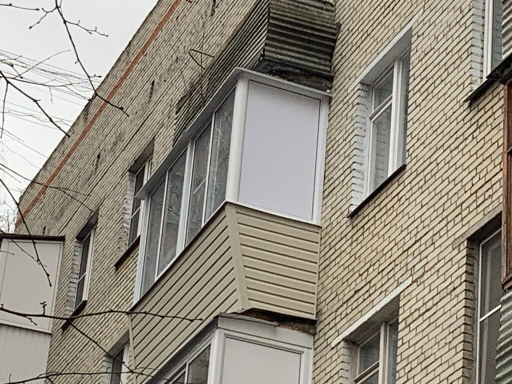Сделано холодное раздвижное остекление балкона